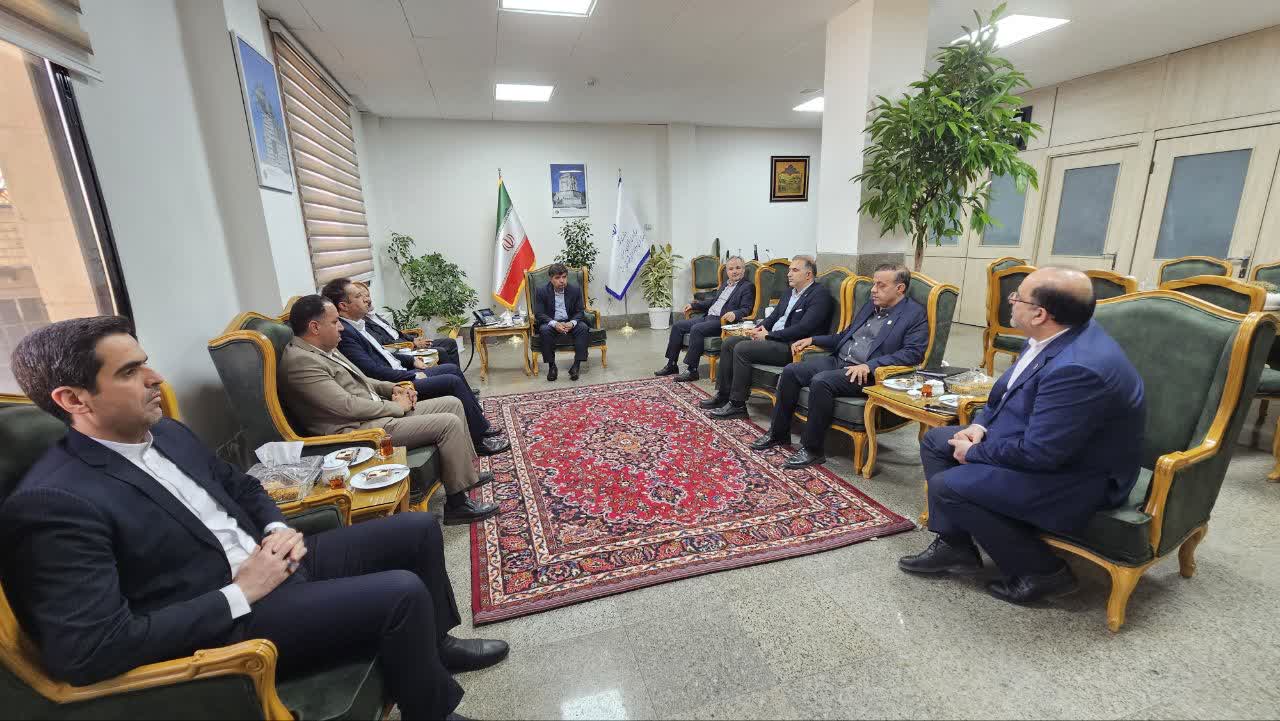 🔴در نشست مشترک هیئت رئیسه اتاق اصناف مشهد با فرماندار چه گذشت؟  🔺تأکید بر همکاری و وفاق ملی برای توسعه اقتصادی شهرستان