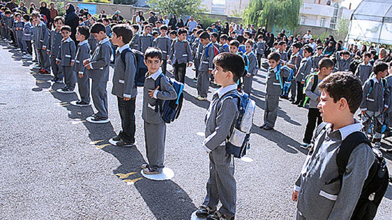 مدارس درخصوص لباس فرم باید با تولیدکنندگان مورد تأیید همکاری کنند